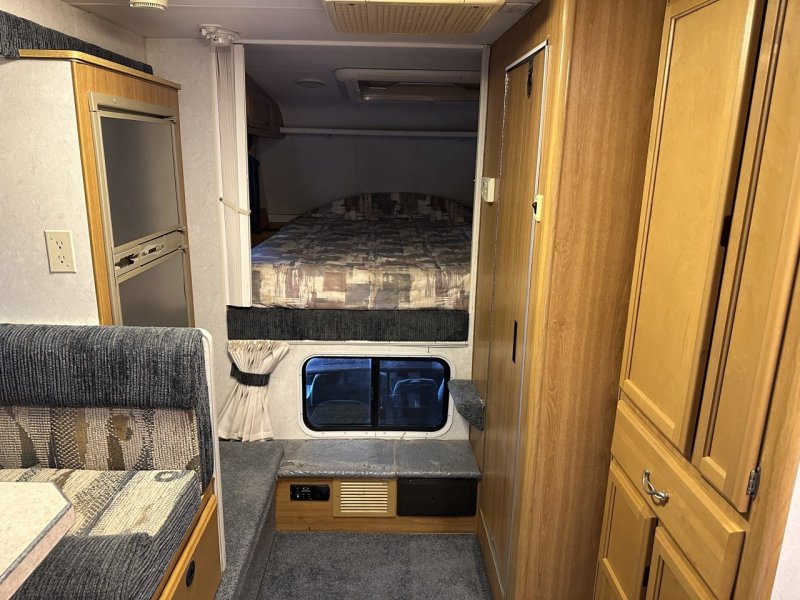 2004 Lance Max 981 Camper